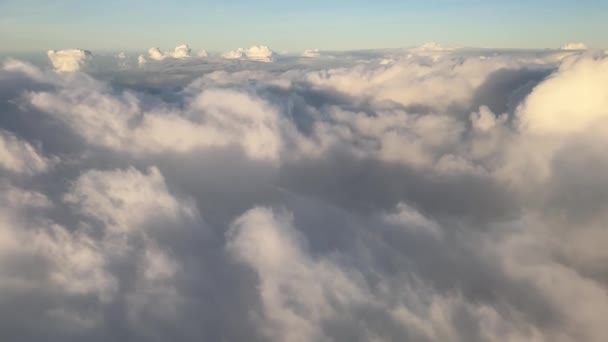 Dech Beroucí Mračna Okna Letadla Ukazující Oblohu Obrovské Krásy Ideální — Stock video