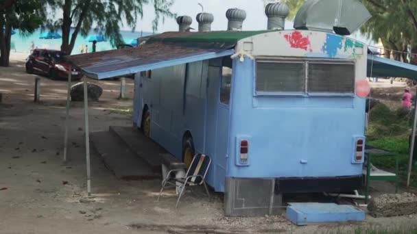 Una Toma Establecida Vibrante Camión Comida Azul Cerrado Estacionado Largo — Vídeo de stock