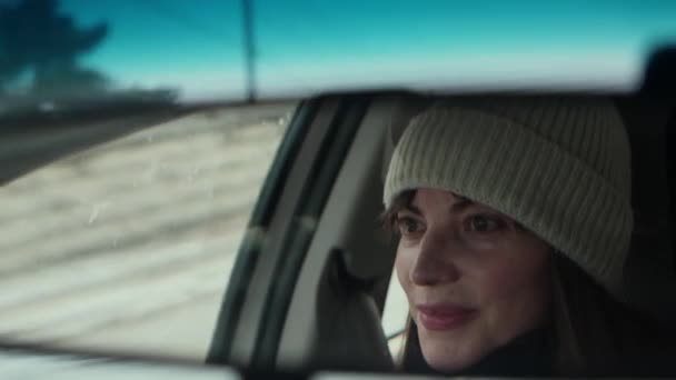 Kışın Araba Kullanan Neşeli Bir Kadının Yakın Çekimi Dikiz Aynasından — Stok video