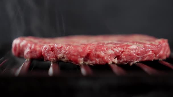 动态滑块镜头捕捉到烤架上烤肉块发出的嗡嗡声 展示了烤肉的艺术 — 图库视频影像