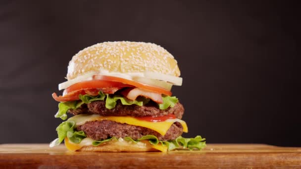 정밀한 스튜디오 조명으로 4K로 미식가 햄버거의 — 비디오