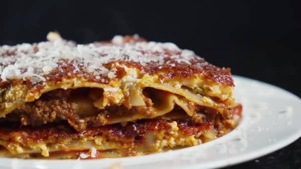 Sebuah Tembakan Slider Menangkap Sepotong Lasagna Yang Baru Disajikan Menampilkan — Stok Video
