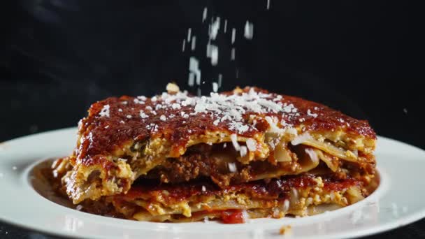 新鮮なパルメザンは ホットラザニアの配管に遅い動きで落ちる 快適な食べ物の本質を捉える4K料理の喜び — ストック動画