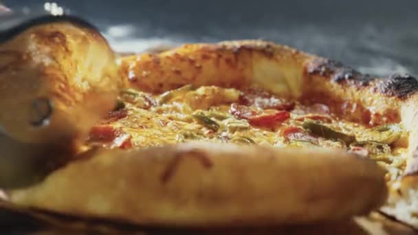 Кінематографічні Кадри Відображають Точний Момент Коли Ріжеться Реміснича Піца Підкреслюючи — стокове відео