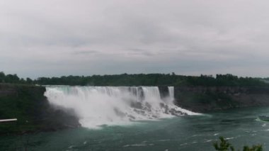 Niagara Şelalesi 'nin görkemli güzelliğini gösteren nefes kesici 4K sinematik görüntü. Çarpıcı görüntüler bu ikonik şelalenin güçlü akışını ve doğal ihtişamını gözler önüne seriyor.