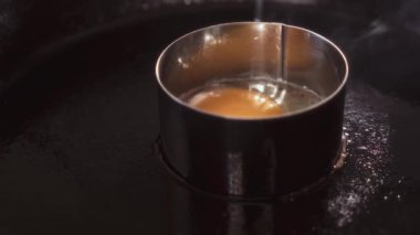 Yumurta pişirme kalıbının yakın plan görüntüsü. Mükemmel dairesel şekilli, yemek pişirme dersleri ve yemek reklamları için ideal yüksek kaliteli görüntüler.