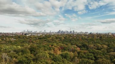 Toronto ufuk çizgisinin çarpıcı geniş açılı görüntüsü sonbahar yeşillikleri sergiliyor. Seyahat promosyonları ve mevsimlik şehir manzarası görüntüleri için mükemmel.