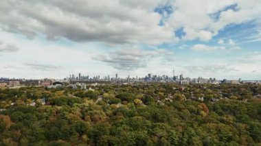 Toronto ufuk çizgisinin çarpıcı geniş açılı görüntüsü sonbahar yeşillikleri sergiliyor. Seyahat promosyonları ve mevsimlik şehir manzarası görüntüleri için mükemmel.