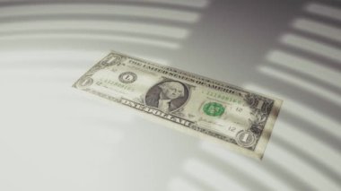 Parasal enflasyon kavramını görsel olarak temsil eden, dolar banknotlarının şişip genişlediğini gösteren yaratıcı animasyon. Finans haberleri, ekonomi eğitimi ve iş sunumları için mükemmel