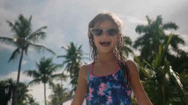 Sahilde tatilden zevk alan 6 yaşındaki melez bir kızın gizli görüntüleri. Hakiki aile anları çeşitlilik ve neşe sergiliyor