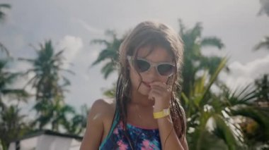 Sahilde tatilden zevk alan 6 yaşındaki melez bir kızın gizli görüntüleri. Hakiki aile anları çeşitlilik ve neşe sergiliyor