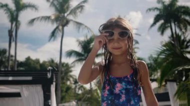 Sahilde tatilden zevk alan 6 yaşındaki melez bir kızın gizli görüntüleri. Hakiki aile anları çeşitlilik ve neşe sergiliyor