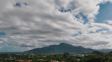 Puerto Plata, Dominik Cumhuriyeti 'nin yemyeşil doğal güzelliğini gösteren nefes kesici insansız hava aracı görüntüleri.