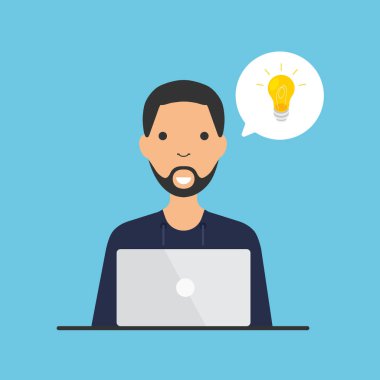 Adam bu fikri bilgisayarın başında çalışırken buldu. İş fikri konsepti. Ampul sembollü konuşma balonu. Serbest bir iş. Vektör illüstrasyonu.