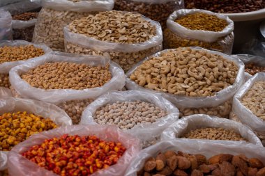 Satılık fındıklar, yiyecek pazarında atıştırmalıklar.