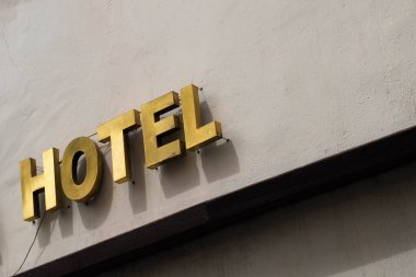 Dış duvarda otel tabelası var.,