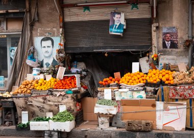 Şam, Suriye - Nisan 2023: Şam, Suriye 'deki caddede meyve ve sebze dükkanı