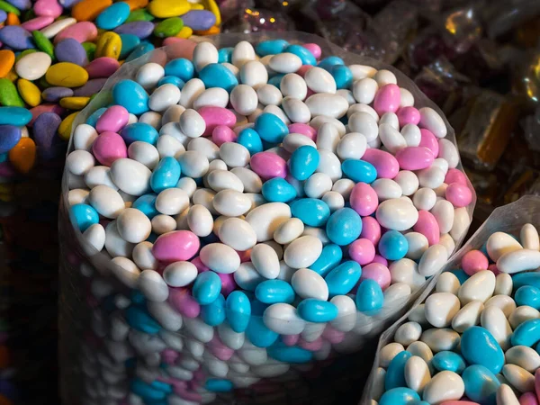 お菓子の袋 コーティングされたアーモンドの山 — ストック写真