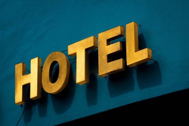 Bina Önündeki Otel Tabelası