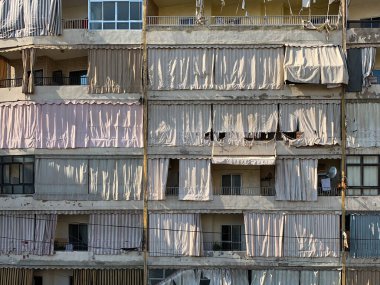 Lübnan, Beyrut 'ta apartman cephesindeki balkonda perdeler