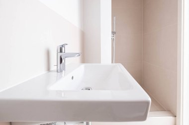 lavabo ve su faturası, yeni banyoda musluk kapağı.  