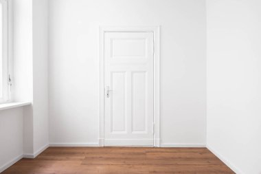 Boş bir dairede ya da dairede oda kapısı