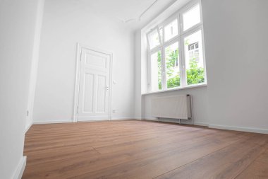 Boş daire, pencere ve düz kapı, düşük açı.