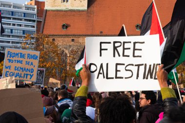 Berlin, Almanya - 4 Kasım: Berlin 'de Pro Filistin Gösterisinde Özgür Filistin İşareti