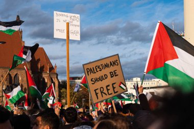 Berlin, Almanya - 4 Kasım: İmza (diyor. Filistin, Berlin 'deki Özgür Filistin Gösterisi' nde özgür olmalı.