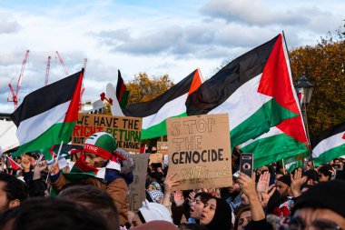 Berlin, Almanya - 4 Kasım: Berlin 'de Özgür Filistin Gösterisinde Filistin bayraklı insanlar