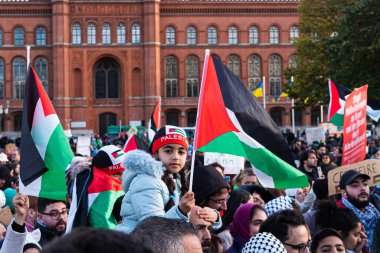 Berlin, Almanya - 4 Kasım: Berlin 'de Özgür Filistin Gösterisinde Filistin Bayrağı taşıyan Çocuklar