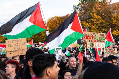 Berlin, Almanya - 4 Kasım: Filistin bayraklı ve Berlin 'de Özgür Filistin Gösterisine katılan