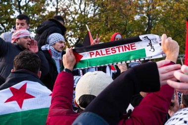 Berlin, Almanya - 4 Kasım: Berlin 'de Özgür Filistin Gösterisinde Protestocular