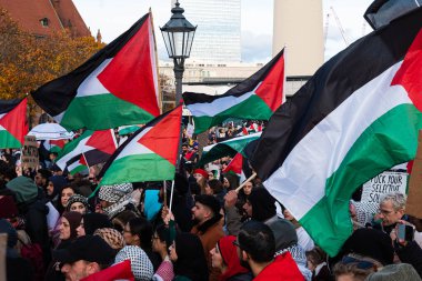 Berlin, Almanya - 4 Kasım: Berlin 'de Özgür Filistin Gösterisinde Protestocular