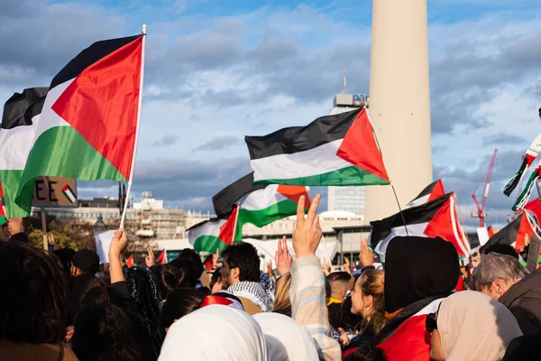 Berlin, Almanya - 4 Kasım: Berlin 'de Özgür Filistin Gösterisinde Filistin bayraklı insanlar