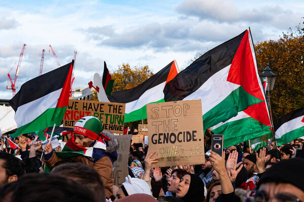 Берлин, Германия - 4 ноября: Люди с флагами Палестинской автономии на демонстрации Свободной Палестины в Берлине