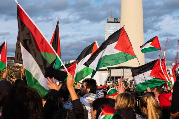Βερολίνο Γερμανία Νοέμβριος Άνθρωποι Σημαίες Της Παλαιστίνης Διαδήλωση Για Την Φωτογραφία Αρχείου