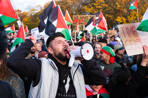Berlim Alemanha Novembro Homem Gritando Megafone Sobre Demonstração Livre Palestina — Fotografia de Stock