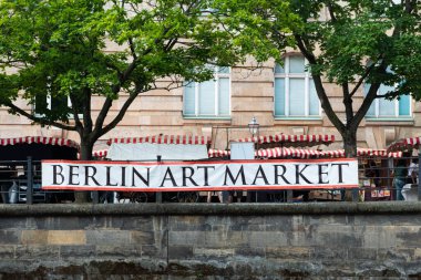 Berlin, Almanya - 2 Haziran 2024: Berlin 'in tarihi merkezinde Berlin Sanat Pazarı