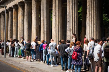 Berlin, Almanya - 02 Haziran 2024: Kuyruk