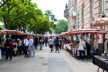 Berlin, Almanya - 2 Haziran 2024: Berlin 'in tarihi merkezinde Berlin Sanat Pazarı