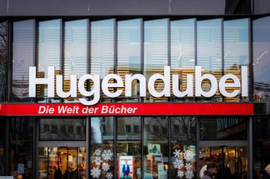 Berlin, Almanya - Aralık 2024: Almanya 'nın önde gelen kitap perakendecilerinden Hugendubel Kitapevi
