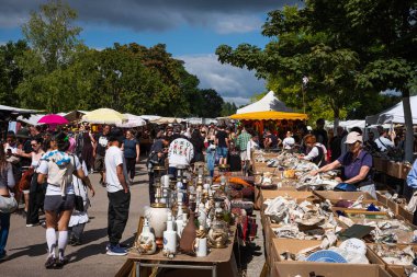 Berlin, Almanya - 17 Ağustos 2025: Berlin, Almanya 'daki Mauerpark' ta bit pazarı