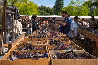 Berlin, Almanya - 17 Ağustos 2025: Berlin, Almanya 'daki Mauerpark' ta bit pazarı