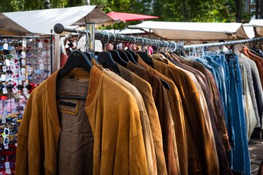 İkinci el bit pazarında eski deri ceketler.