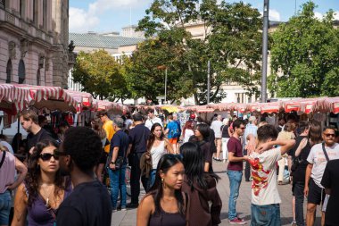 Berlin, Almanya - 30 Ağustos 2025: Berlin 'in tarihi merkezindeki Berlin Sanat Pazarı' ndaki İnsanlar