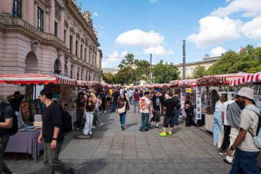 Berlin, Almanya - 30 Ağustos 2025: Berlin 'in tarihi merkezindeki Berlin Sanat Pazarı' ndaki İnsanlar