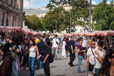 Berlin, Almanya - 30 Ağustos 2025: Berlin 'in tarihi merkezindeki Berlin Sanat Pazarı' ndaki İnsanlar