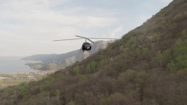 Animation Eines Hubschraubers Der Nahe Tälern Und Bergen Vorbeifliegt — Stockvideo