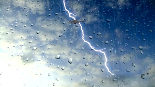 Ciężki Deszcz Płaszczyzną Przechodzącą Przez Okno — Wideo stockowe